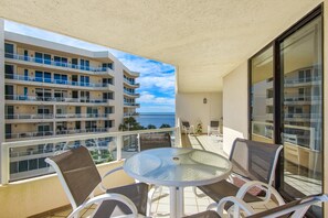 Outdoor dining - East Pass 403 (Destin)