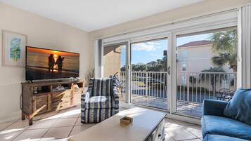 Condo, 1 cama King e sofá-cama (Maravilla 4203) | Área de estar | TV