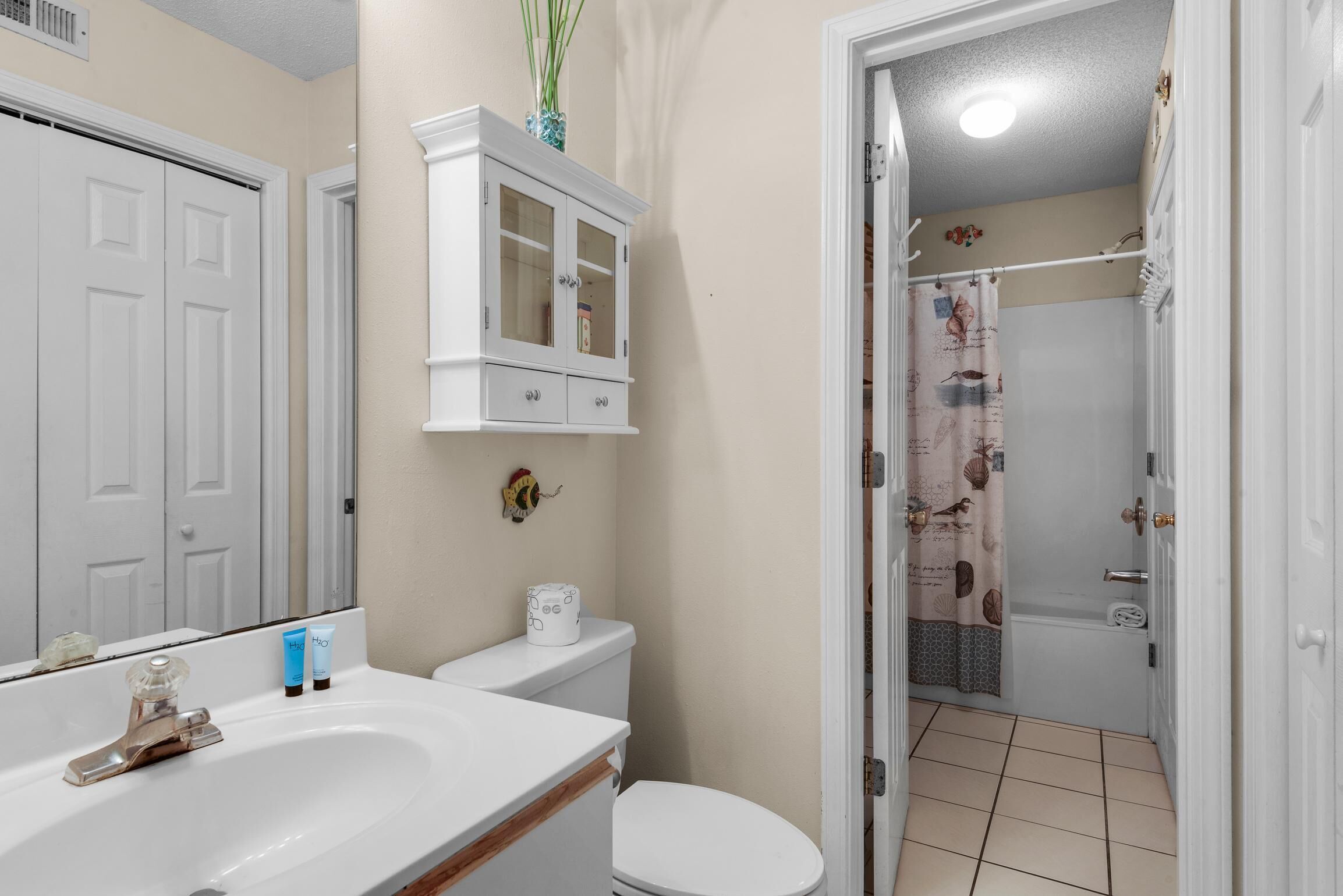 Un baño con lavamanos, inodoro y mueble.