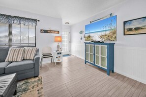 Condo, várias camas (Horizon South 58-201-Coastal Condo) | Área de estar | TV