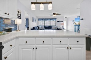 Condo, várias camas (Horizon South 58-201-Coastal Condo) | Área de estar | TV