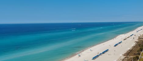 Condo, varias camas (Long Beach Resort 1-105) | Playa | En la playa