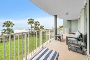 คอนโด, หลายเตียง (Long Beach Resort 1-105) | ลานระเบียง/นอกชาน