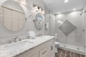 Condo, 1 King Bed with Sofa bed (Windancer 101) | Bathroom | Towels, soap, toilet paper