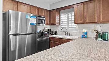 Condo, 1 King Bed with Sofa bed (Windancer 101) | Private kitchen