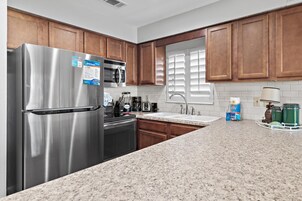 公寓式客房, 1 张特大床和 1 张沙发床 (Windancer 101) | 私人厨房 | 烤箱、烤面包机