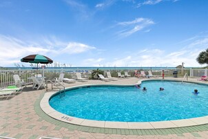 公寓式客房, 1 张特大床和 1 张沙发床 (Windancer 101) | 泳池 | 室外游泳池，恒温泳池