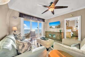 Leilighet, flere senger (Ocean Reef 1704) | Oppholdsområde | TV