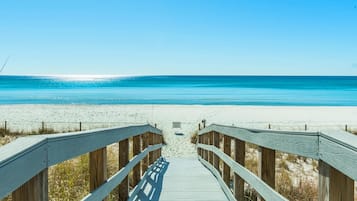 Apartamento, varias camas (Ocean Reef 1704) | Playa | Ubicación a pie de playa