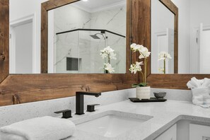 Casa, varias camas (Catch of the Day) | Baño | Toallas, jabón, papel de baño 