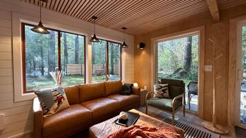 Smart-TV, Kamin, Bücher, Musikbibliothek