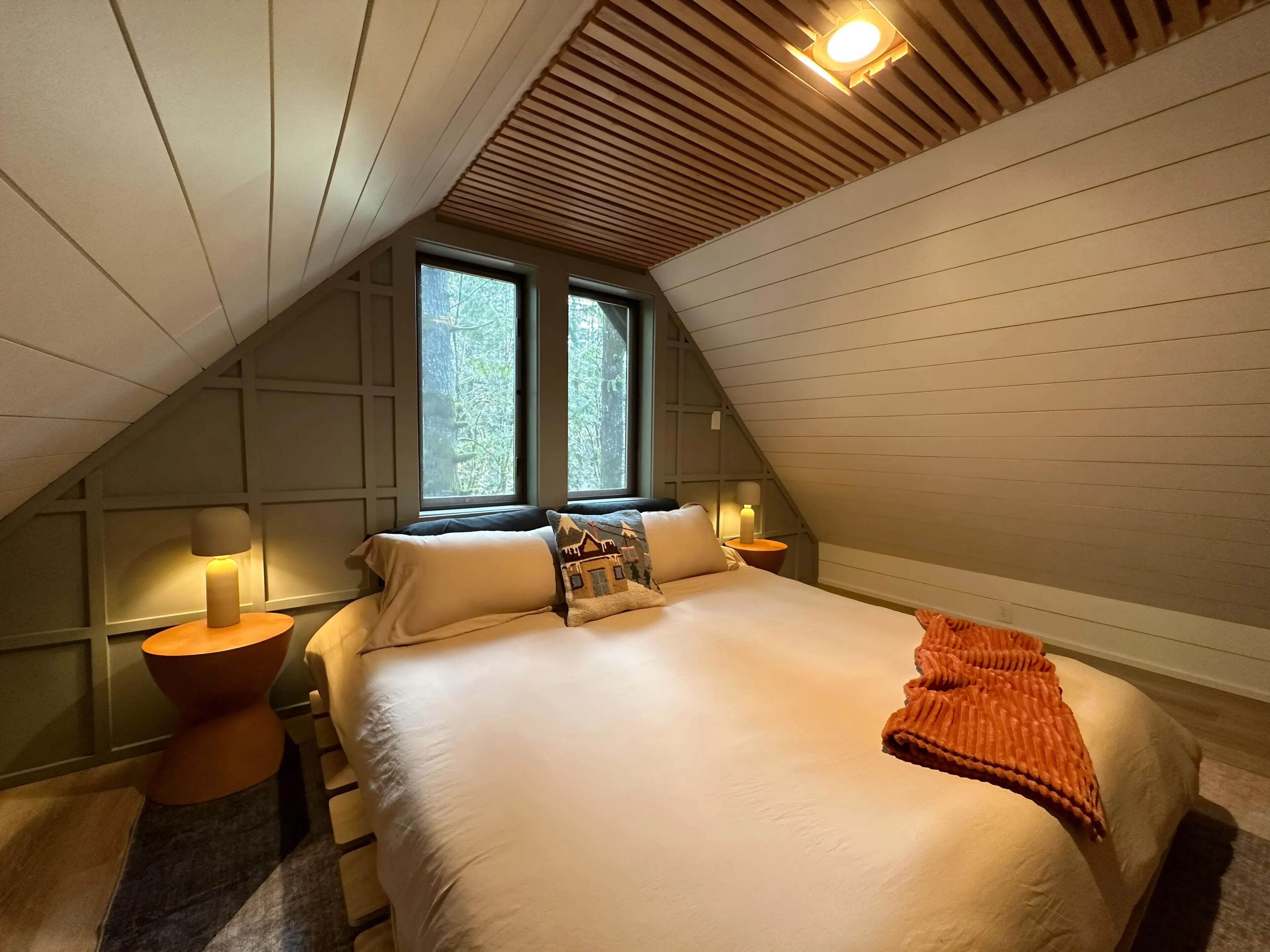 2 bedrooms, travel crib, free WiFi, bed sheets