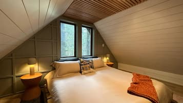 2 bedrooms, travel crib, free WiFi, bed sheets