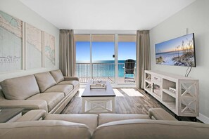 Condo, varias camas (Majestic Beach Towers 1-1603) | Área de sala de estar | Televisión 