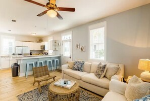 Hus, flere senger (Seagrove Bungalow 110 - One Ten Again) | Oppholdsområde | TV