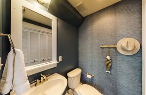 Casa, letti multipli (Seagrove Bungalow 110 - One Ten Again) | Bagno | Asciugamani, sapone, carta igienica