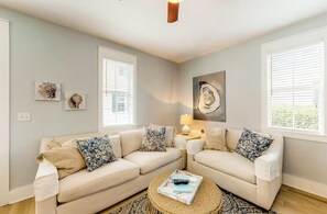 Hus, flere senger (Seagrove Bungalow 110 - One Ten Again) | Oppholdsområde | TV