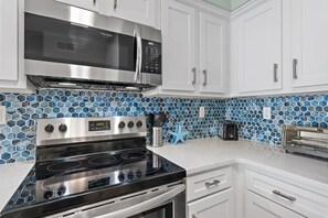 Condo, 1 King Bed with Sofa bed (Tides at Tops'l 907) | Private kitchen