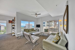 Condo, 1 giường cỡ king (Luau I 7103) | Khu phòng khách | TV 