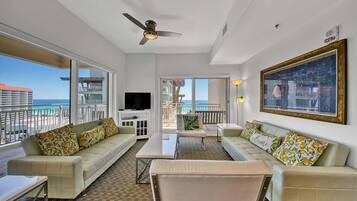 Apartment, Mehrere Betten (Luau Retreat) | Wohnbereich | Fernseher