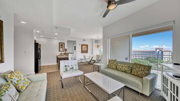 Apartment, Mehrere Betten (Luau Retreat) | Wohnbereich | Fernseher