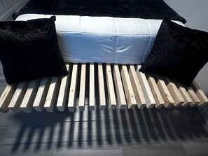 1 dormitori, planxa i posts de planxar, wifi i roba de llit 
