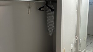 Un baño con espejo, toallero y zona de ducha.