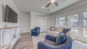 Apartment, Mehrere Betten (Hidden Lakes 114) | Wohnbereich | Fernseher