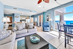 Condo, varias camas (Sterling Reef 407) | Área de sala de estar | Televisión 