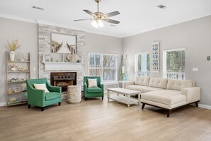 獨棟房屋, 多張床 (Flirty Flamingo) | 起居區 | 電視