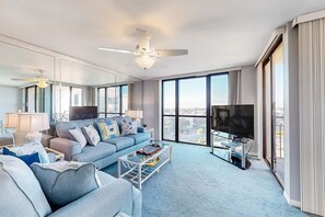 Condo, Plusieurs lits (Enclave 601A) | Aire de séjour | Téléviseur
