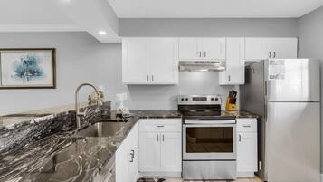 Rumah, Beberapa Tempat Tidur (Summerhouse Townhomes #27) | Dapur pribadi | Oven dan pemanggang roti