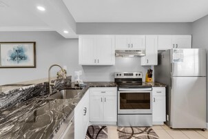 House, Multiple Beds (Summerhouse Townhomes #27) | Private kitchen | Oven, toaster