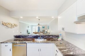 House, Multiple Beds (Summerhouse Townhomes #27) | Private kitchen