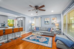 Smart-TV, Bücher, Videothek, Arbeitsbereiche