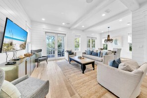 Casa, varias camas (Grayt Oasis) | Zona de estar | Una televisión