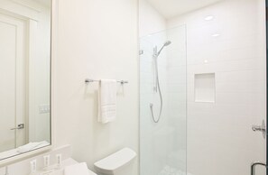 Casa, várias camas (Grayt Oasis) | Banheiro | Toalhas de banho, sabonete, papel higiênico