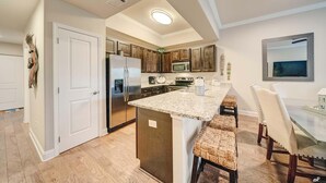 Condo, nhiều giường (Alerio A101) | Bếp riêng | Lò nướng, lò nướng bánh mì 