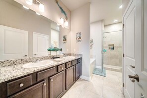 Condo, várias camas (Alerio A101) | Banheiro | Toalhas de banho, sabonete, papel higiênico 