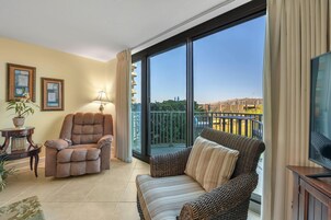 公寓式客房, 多张床 (Perdido Towers West 107) | 起居区 | 电视