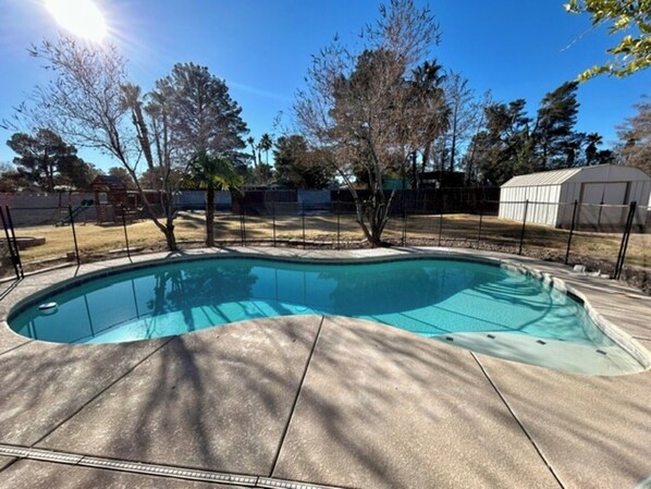 Pool - 12 guests. W/ Ping pong, Air hockey, Volleyball! (Las Vegas)