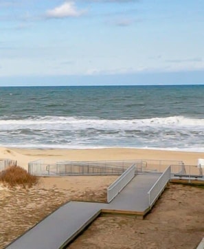 På stranden