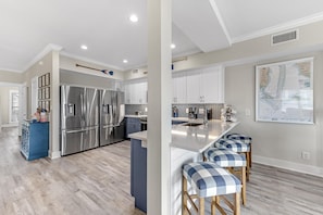 Casa, varias camas (Inheritance Delayed Beach House Suite) | Cocina privada | Horno, tostadora y toallas de papel 