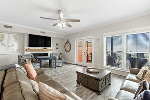 独立别墅, 多张床 (Inheritance Delayed Beach House Suite) | 起居区 | 电视