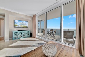 Apartment, Mehrere Betten (Indigo West 1904) | Wohnbereich | Fernseher