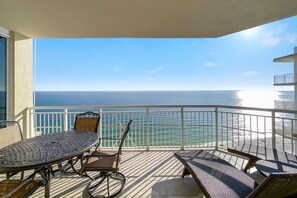 Apartamento, varias camas (Indigo West 1904) | Restaurante al aire libre