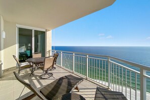 Apartamento, varias camas (Indigo West 1904) | Restaurante al aire libre