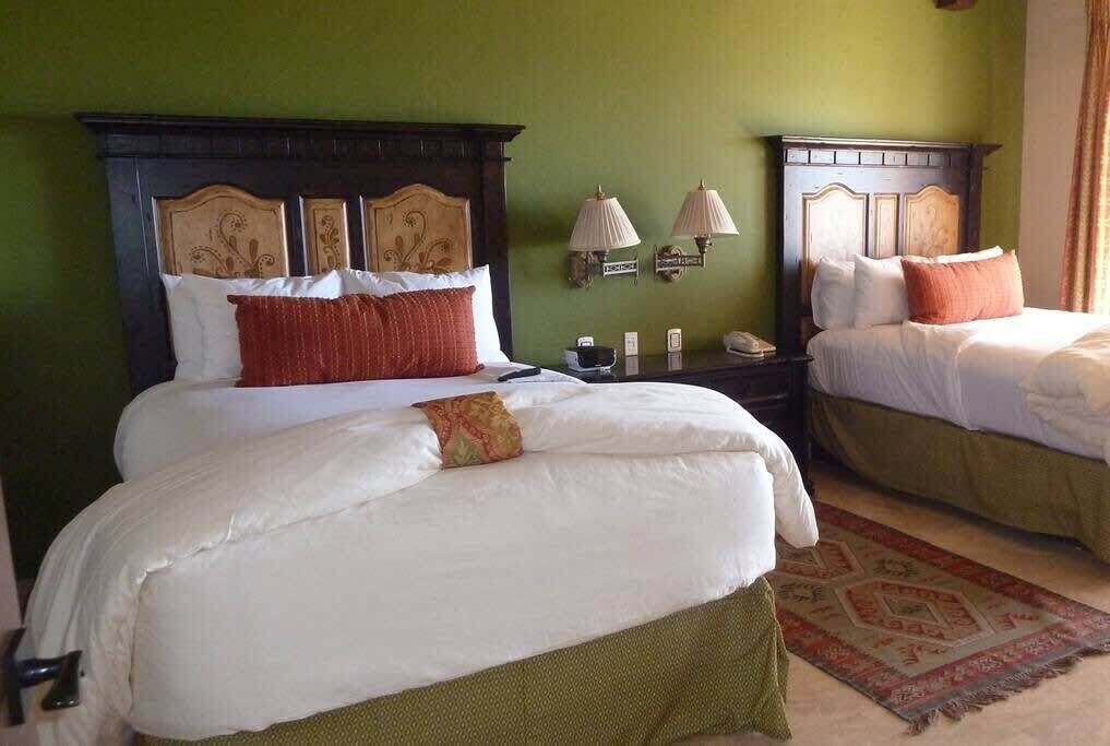 12 habitaciones, escritorio, tabla de planchar con plancha y wifi 