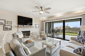 公寓客房, 多張床 (Shipwatch B101) | 客廳 | 電視