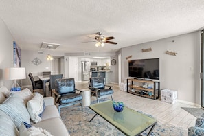 Condo, várias camas (Phoenix East 806) | Área de estar | TV